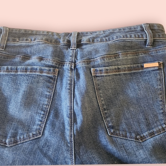 BLACK AND WHITE BRAND, skinny jeans, patches have been added under rips. - Picture 5 of 6